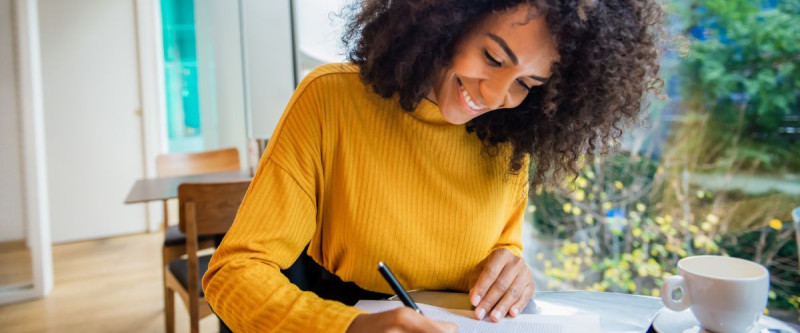 Femme étudiant pour un examen